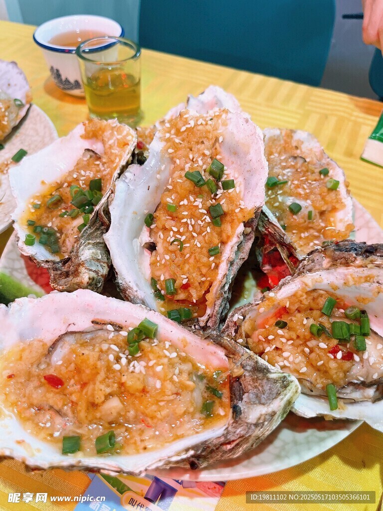 蒜蓉粉丝烤生蚝美味诱人