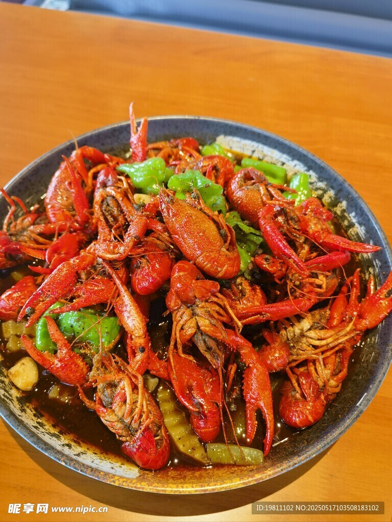 美味香辣小龙虾一盘