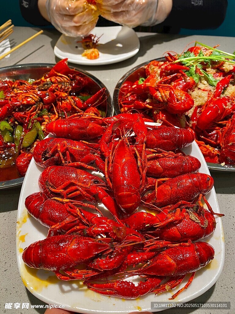 美味小龙虾盛宴摆桌