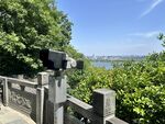观景台望远镜俯瞰湖景
