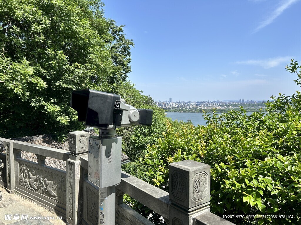 观景台望远镜俯瞰湖景