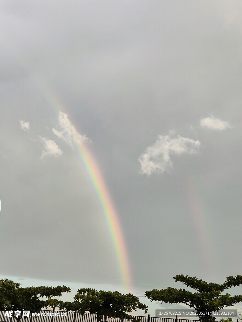 天空中美丽的双彩虹景观