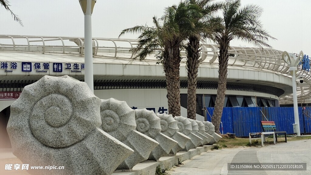 北海银滩特色雕塑与棕榈树