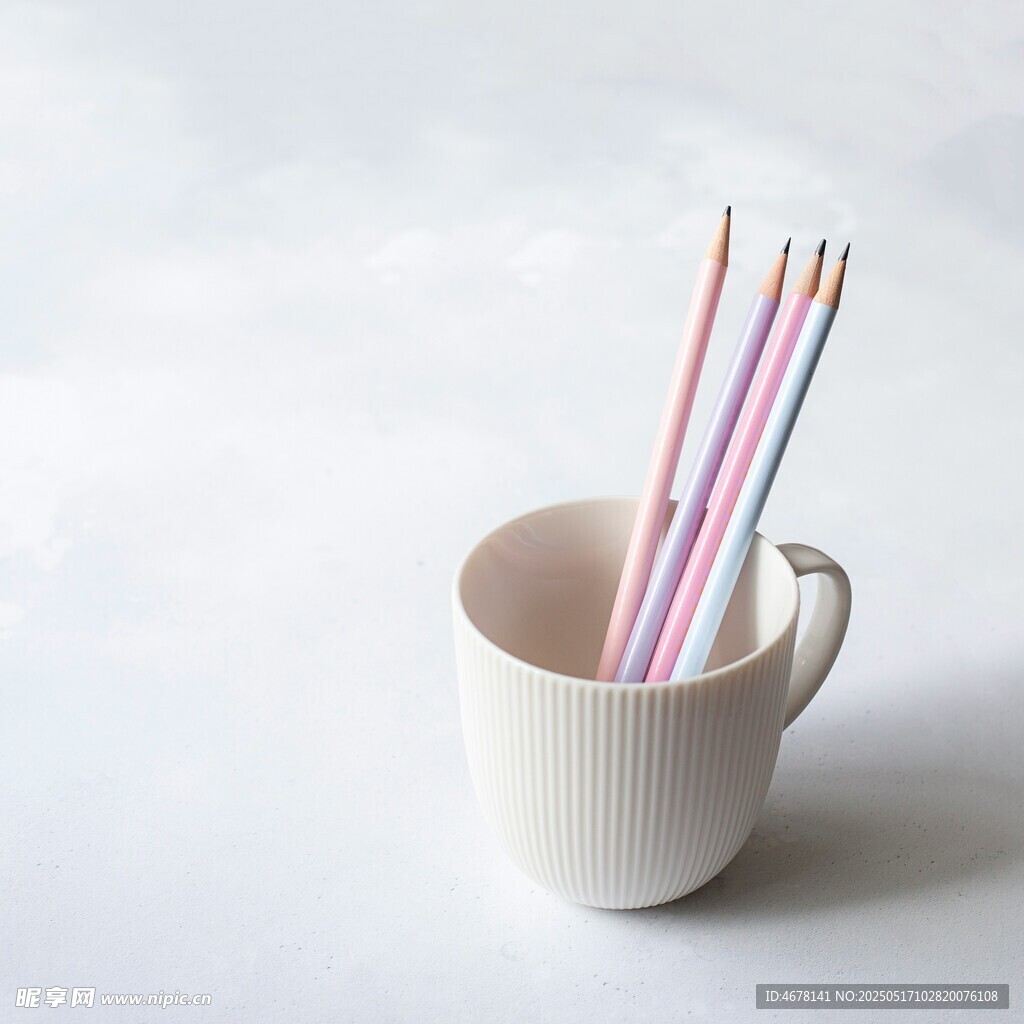 杯中多彩吸管特写