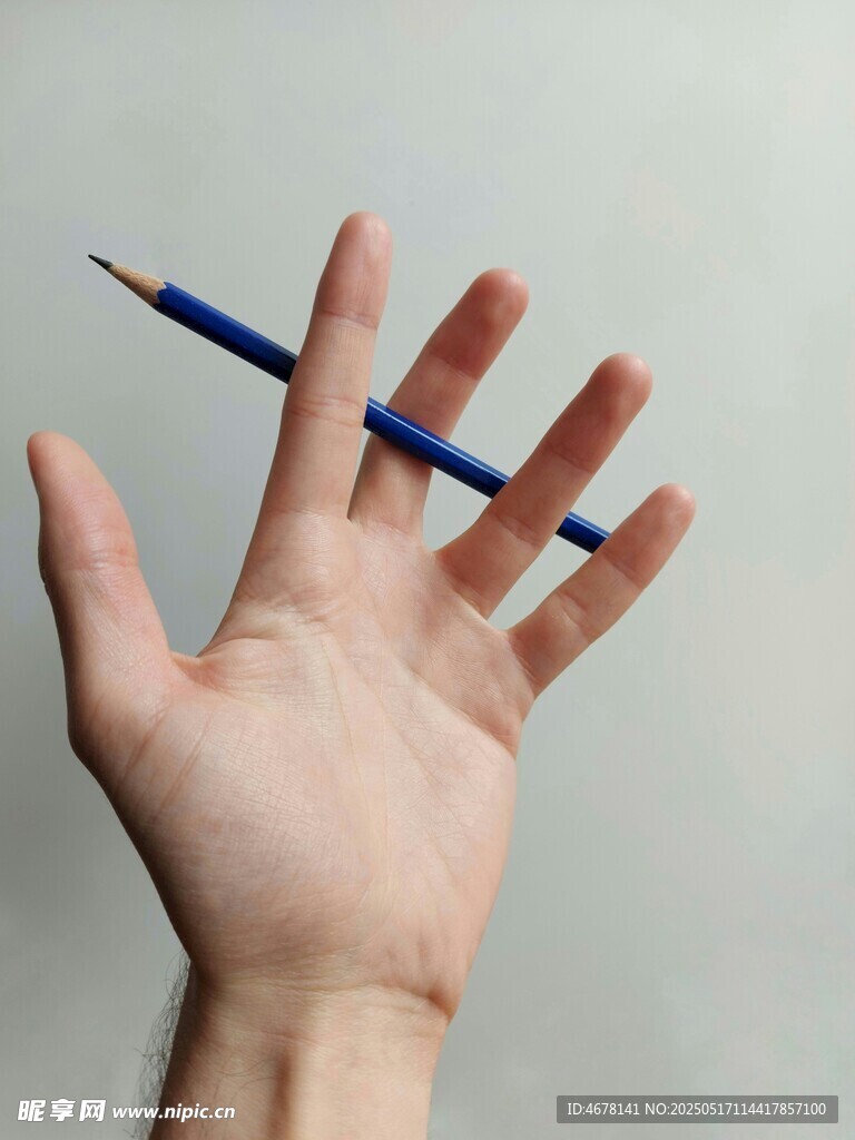 手托铅笔特写