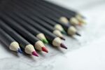 彩色铅笔整齐排列展示