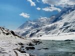 雪山下的清澈河流景观