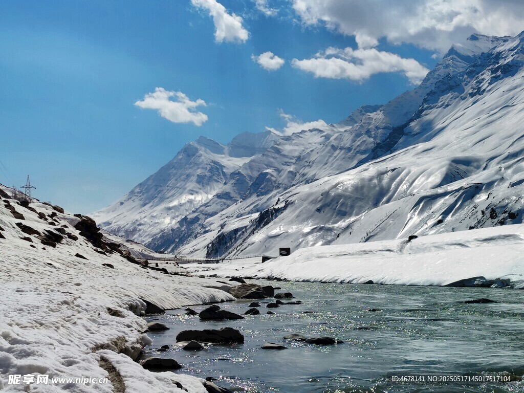 雪山下的清澈河流景观