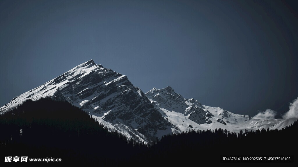 巍峨雪山壮丽景致