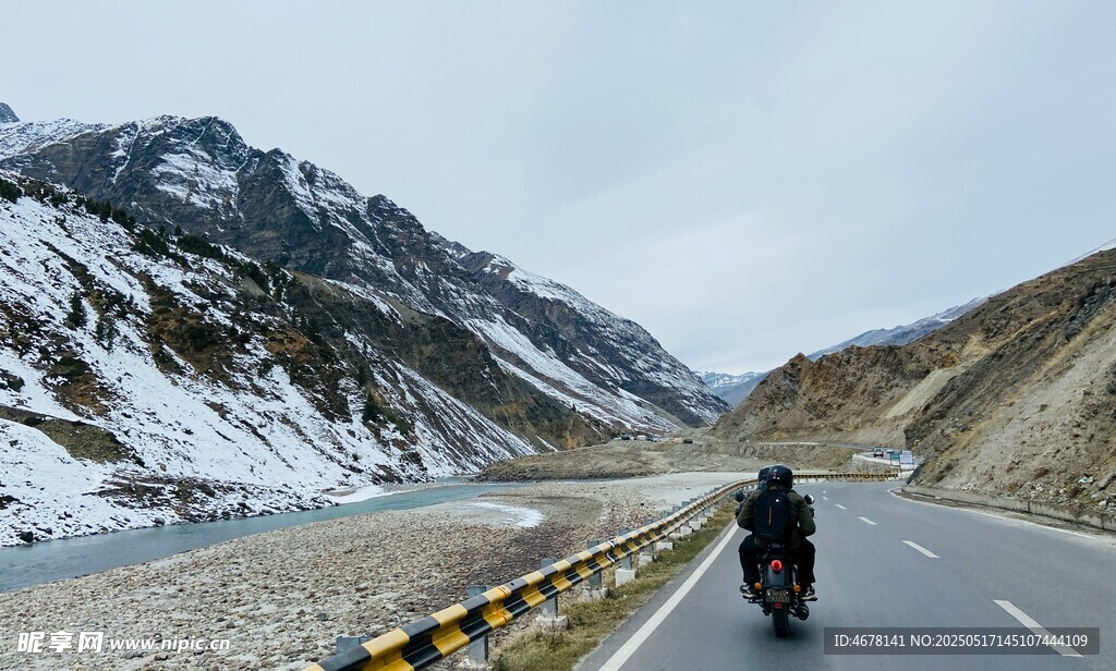 雪山公路上的骑行者