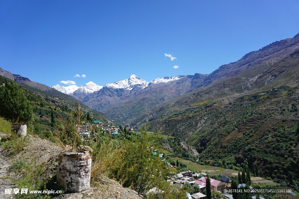 山间美景 山谷中的村落