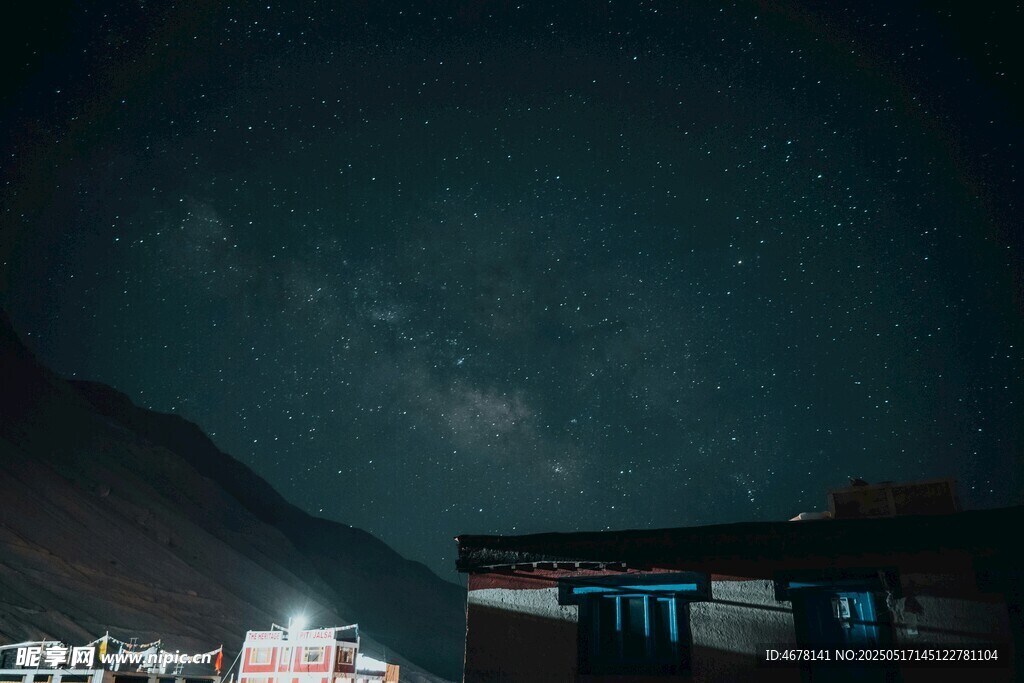 夜空下的建筑与远山