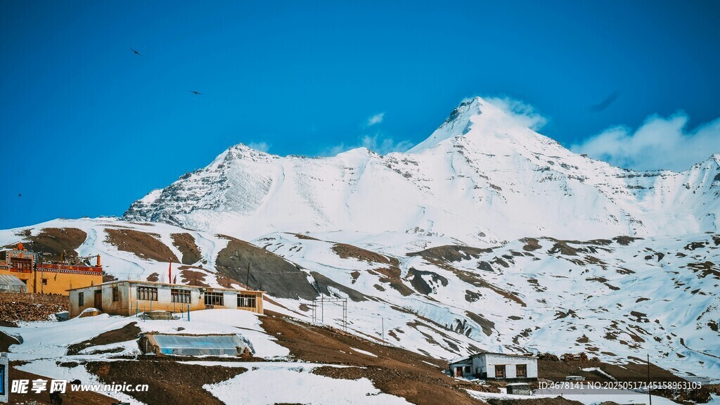 雪山下的村落美景
