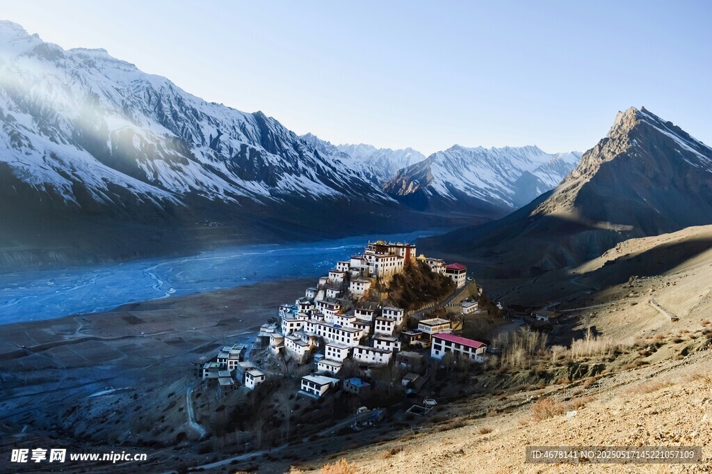 雪山下的静谧湖泊美景