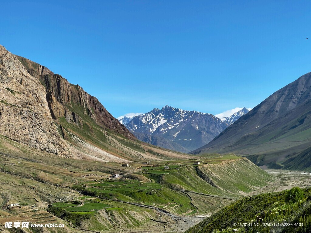 壮丽高山山谷风景图