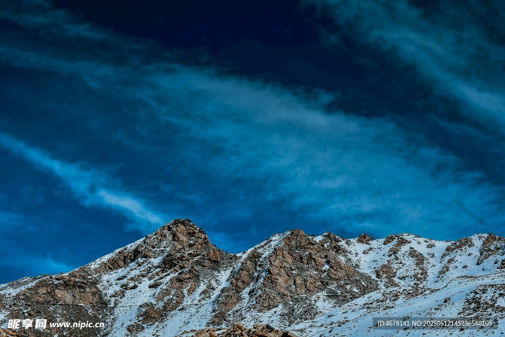 雪山之巅的壮丽天空