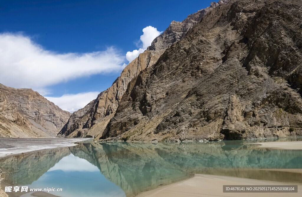 高山下的澄澈碧绿湖水