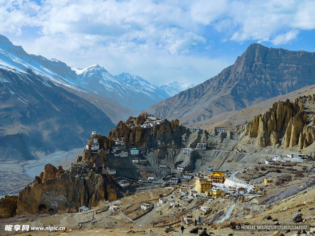 雪山下的山间建筑景观