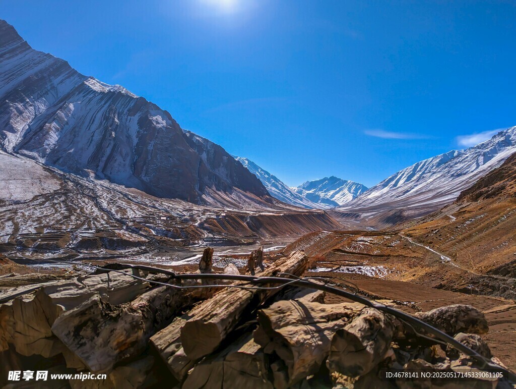 壮丽雪山山谷风光