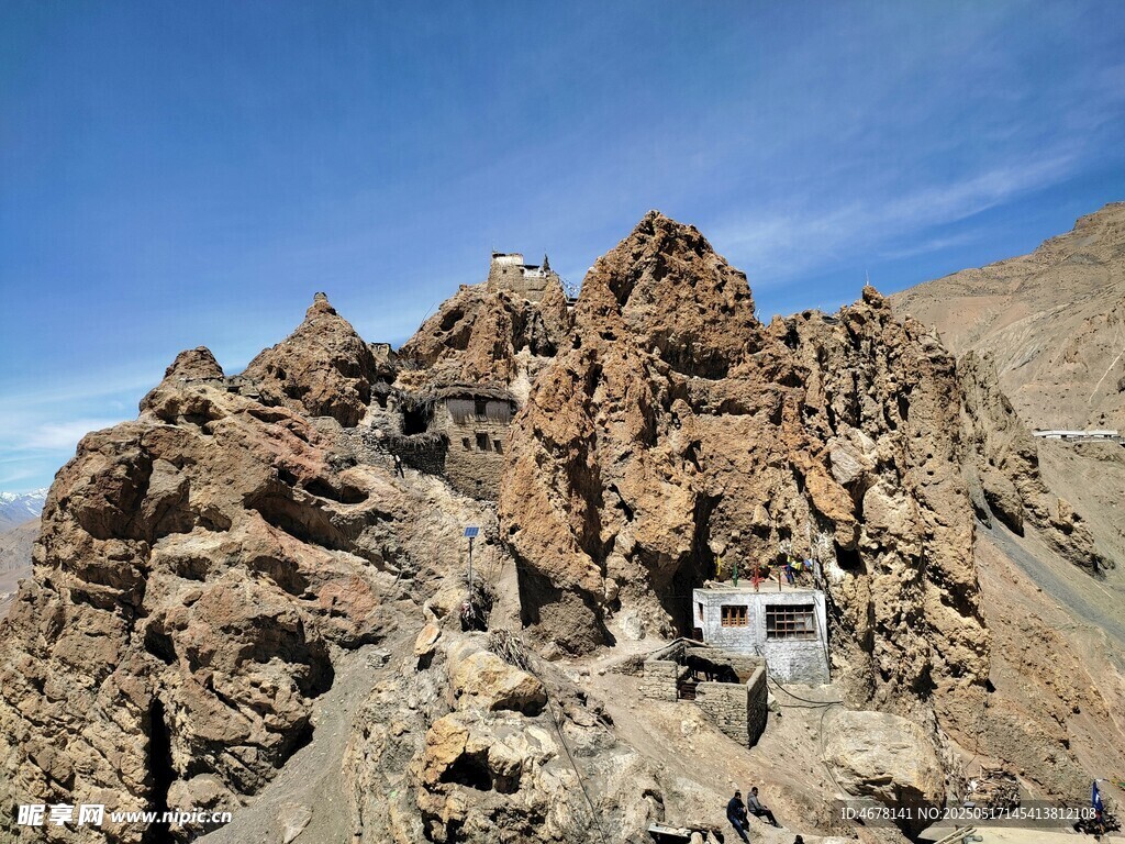嶙峋山石间的小屋