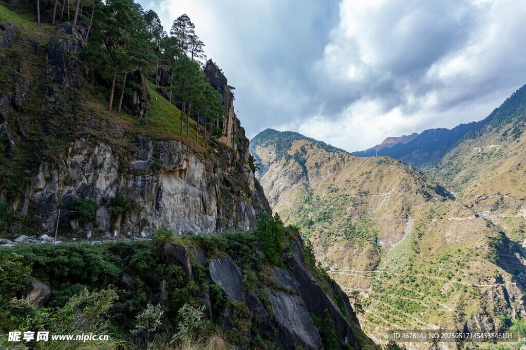 山间险峻公路风景