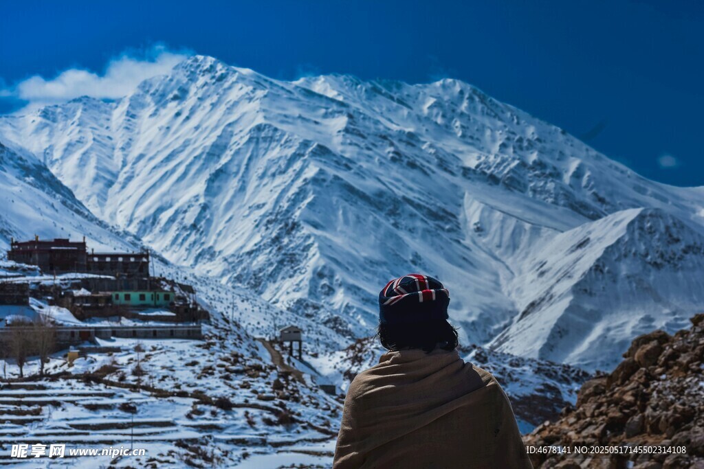 旅人凝望雪山壮丽景致