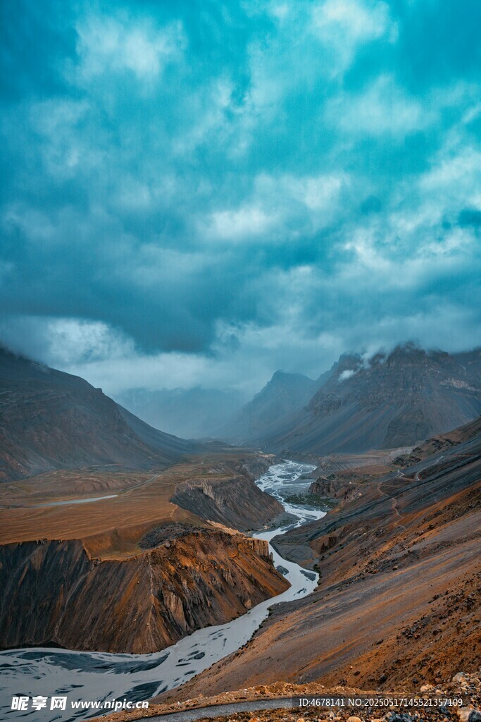 壮丽山谷间蜿蜒的河流
