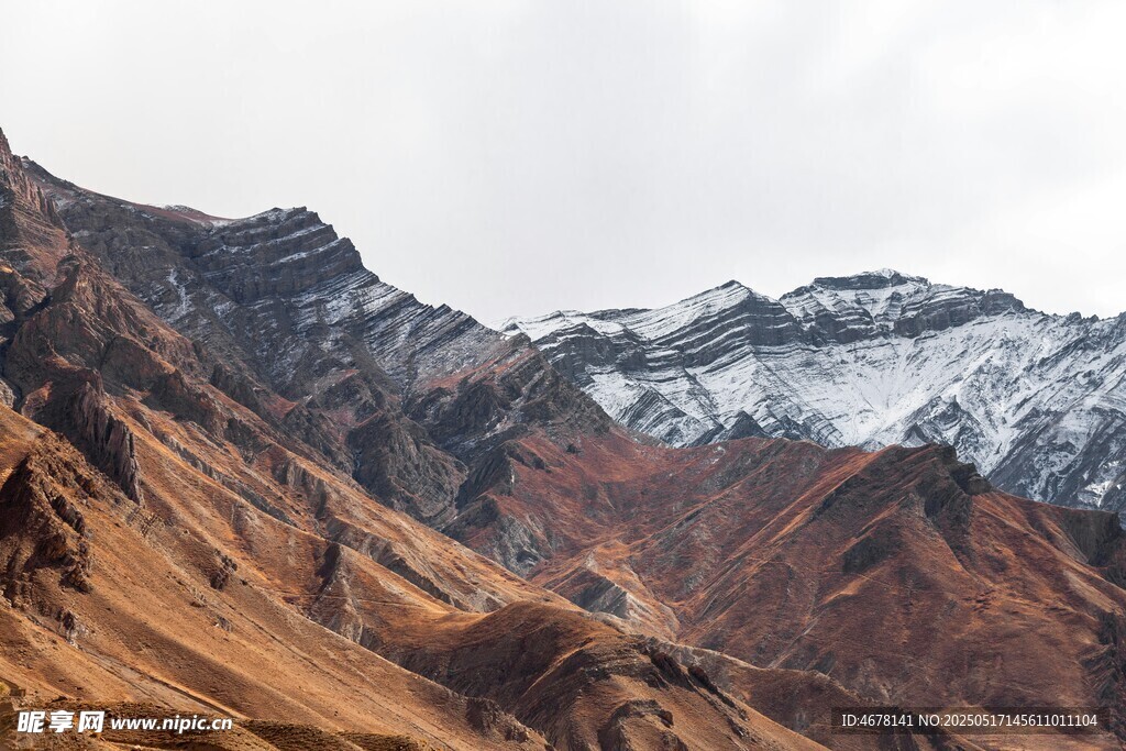 壮丽雪山与多彩山峦景观