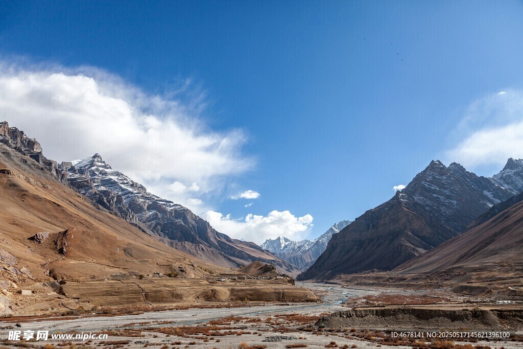 壮丽山谷雪山美景