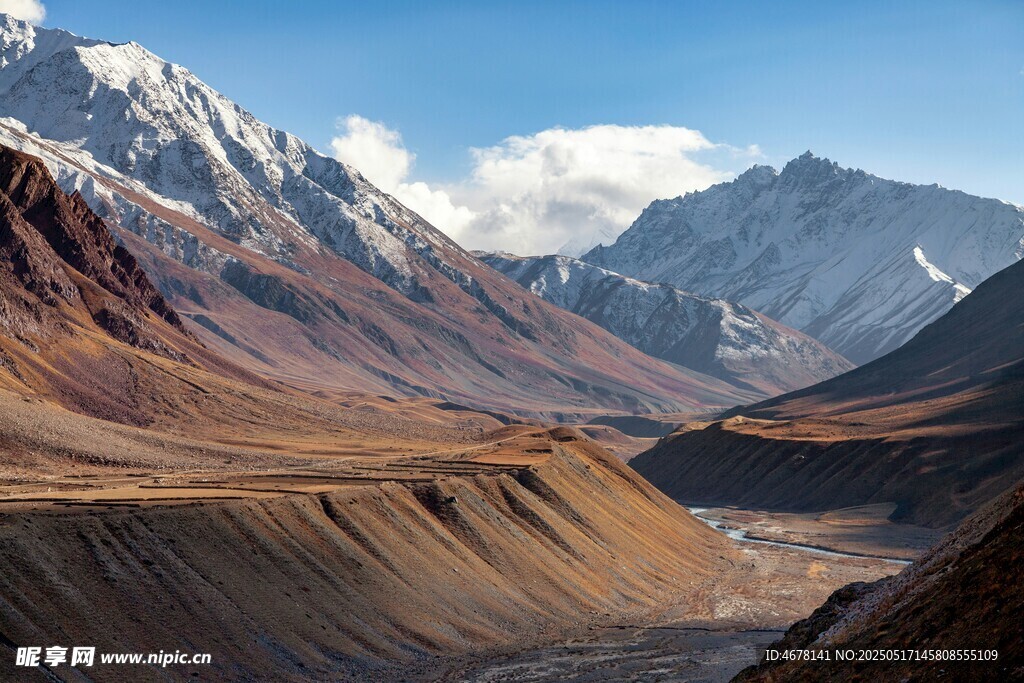 壮丽雪山山谷景观