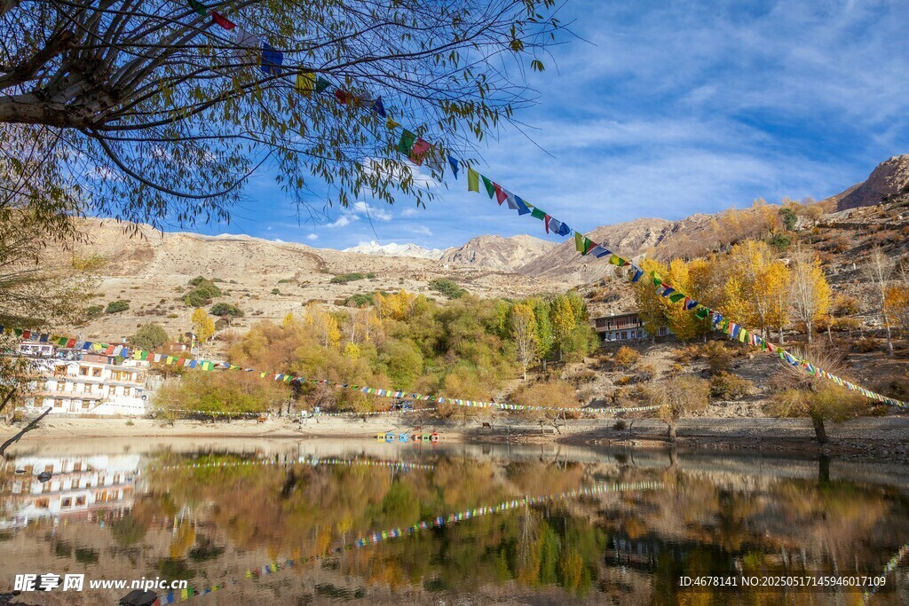 秋日湖畔美景