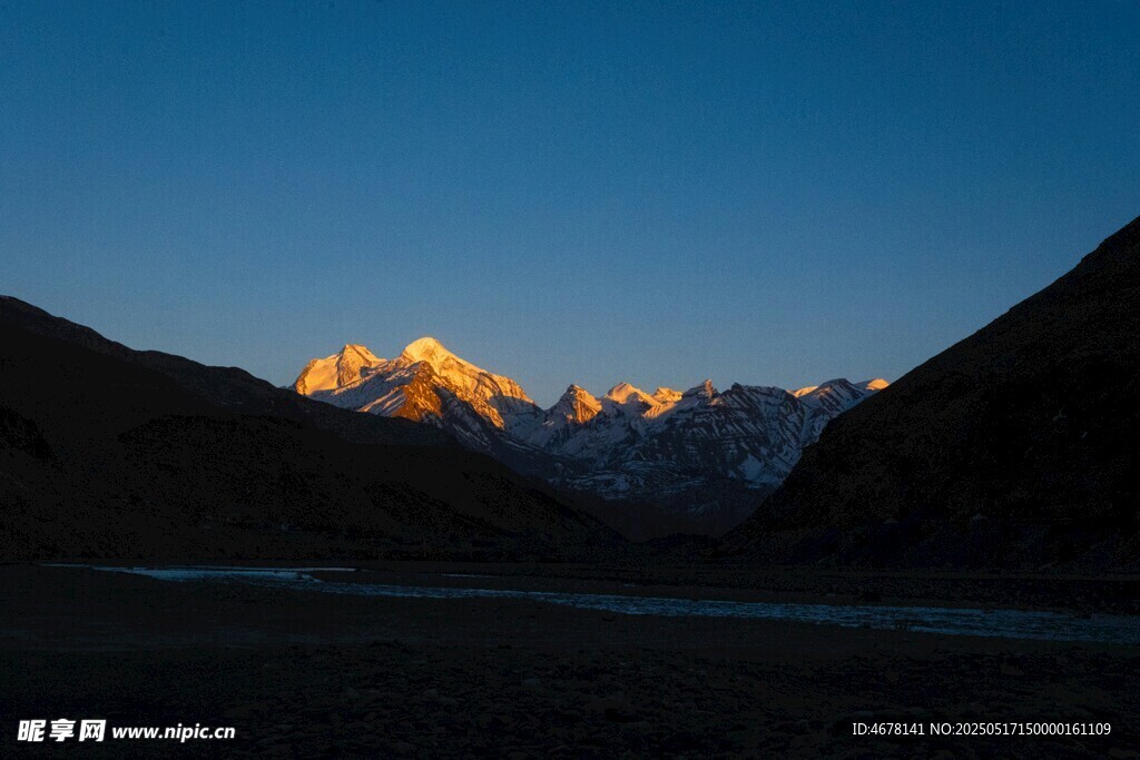 夕阳下的壮丽雪山景观