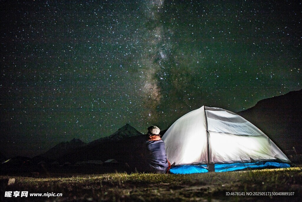 星空下的露营者与帐篷