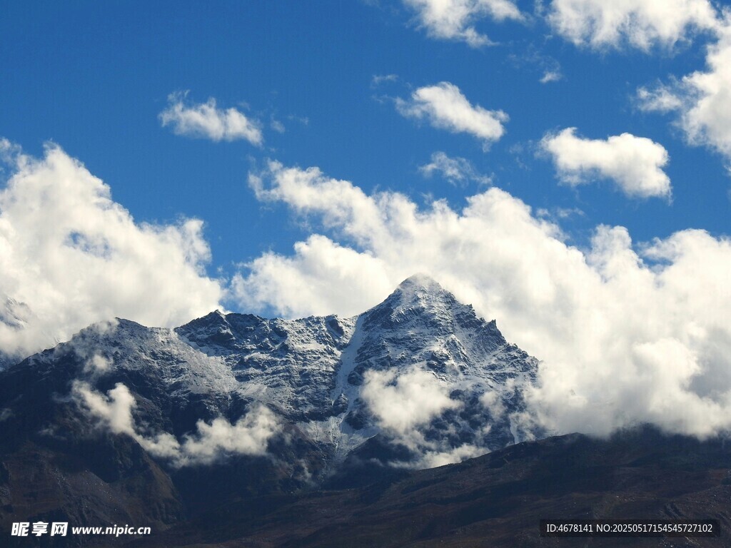 蓝天白云下的巍峨雪山