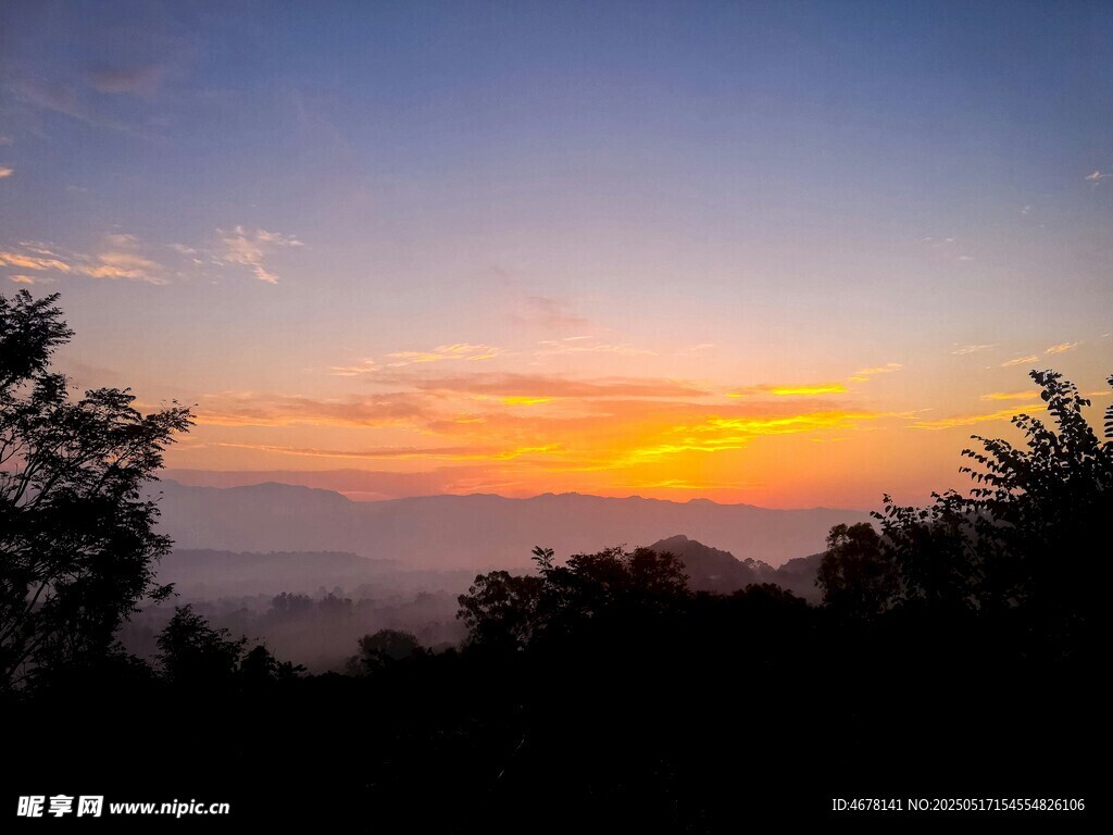 山间日出美景