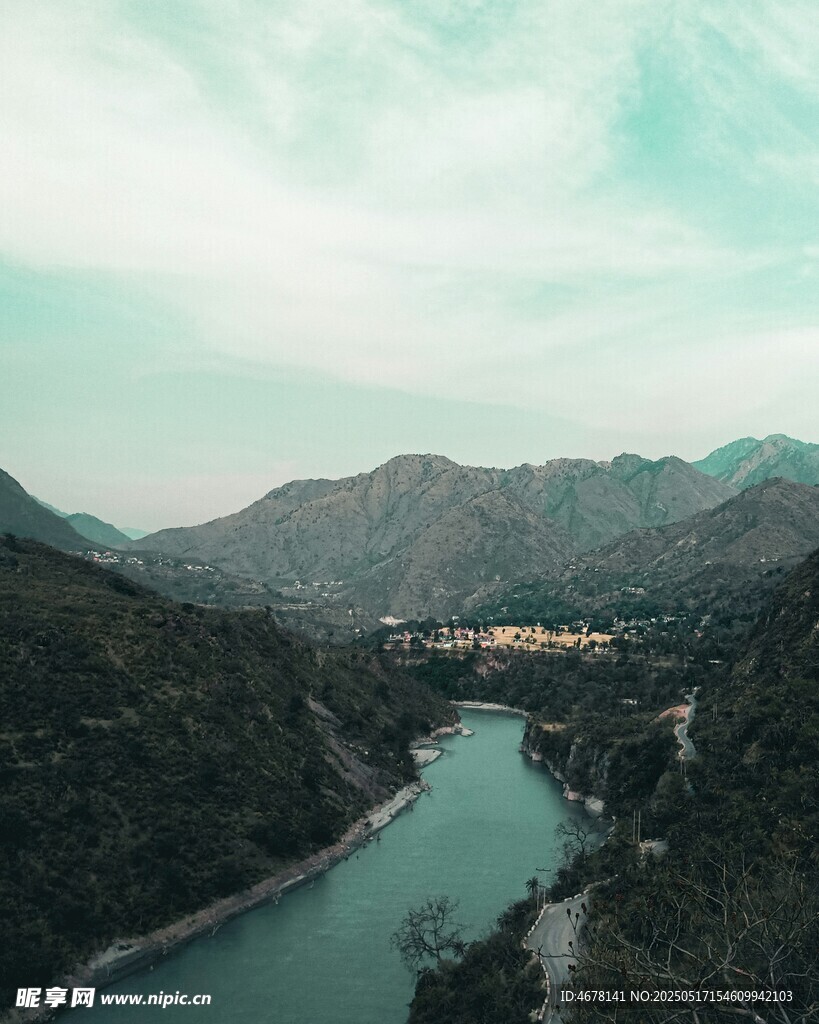 青山绿水间的秀丽河谷