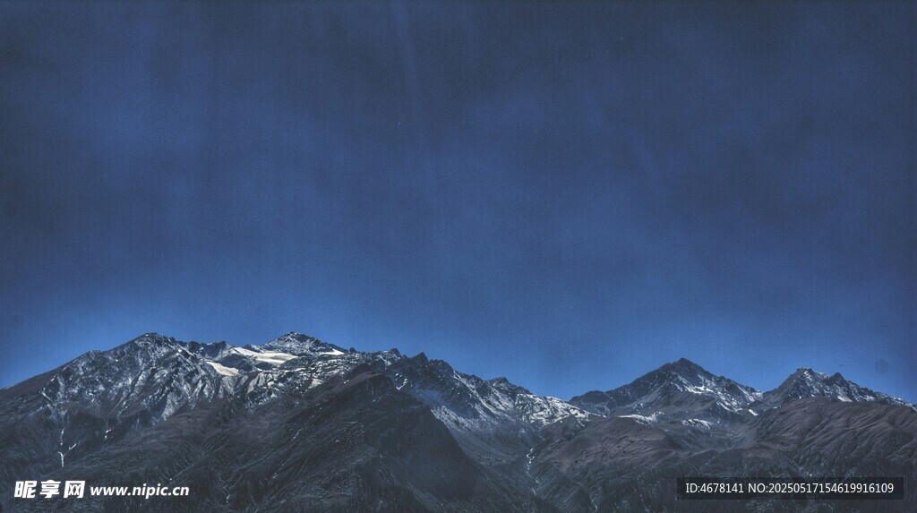 壮丽雪山远景
