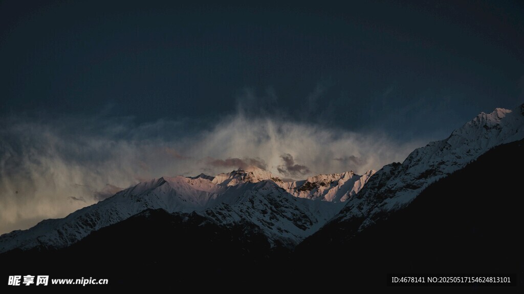 夜幕下的壮丽雪山