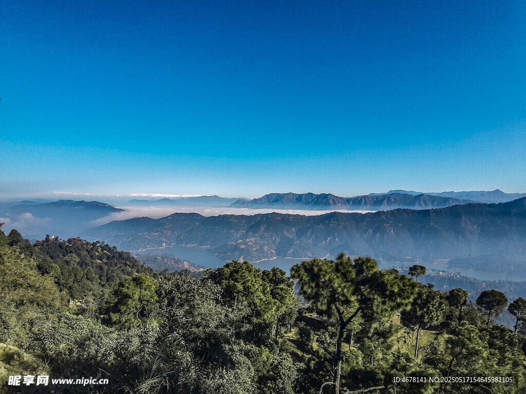 山峦叠翠间的壮阔美景