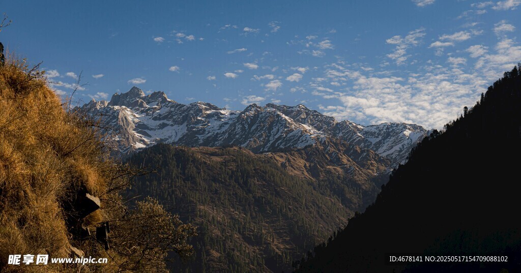 壮丽雪山山谷美景