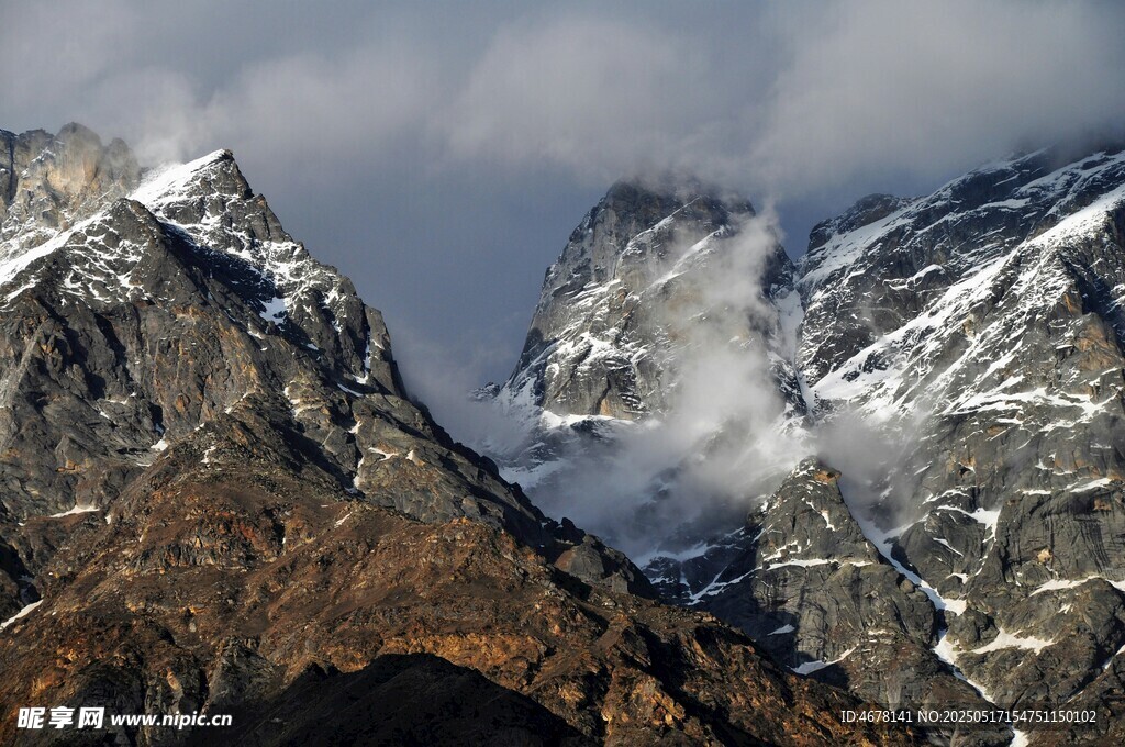 雪山云雾缭绕壮丽景观
