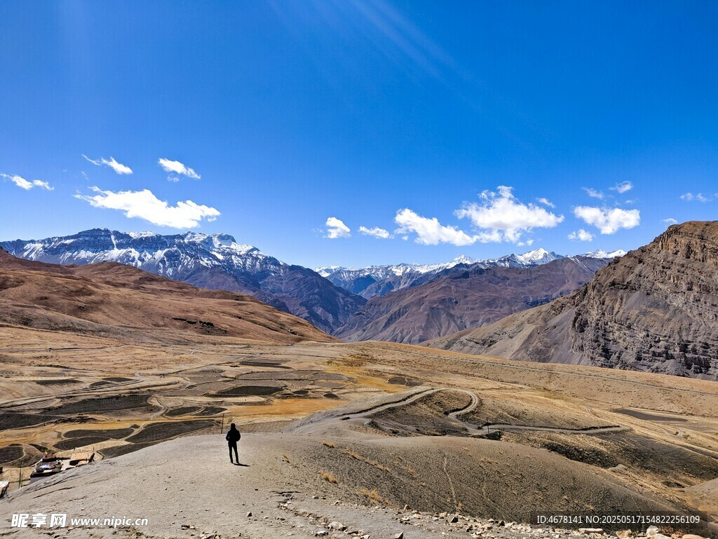 山间徒步者的壮美风景