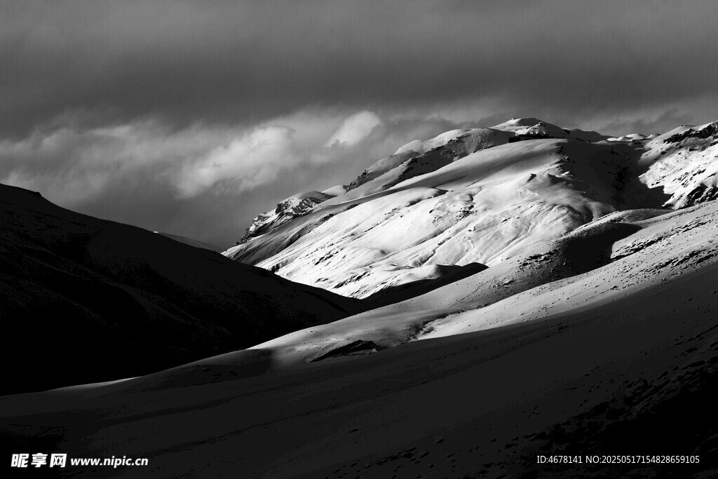 黑白雪山壮丽风光