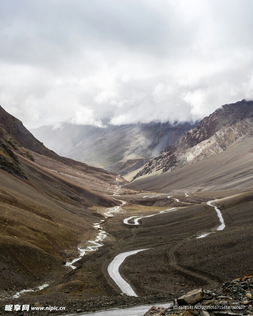 山间蜿蜒公路美景