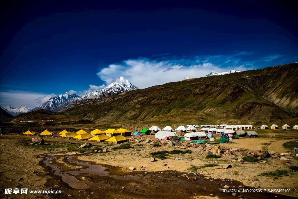 山间多彩帐篷营地美景