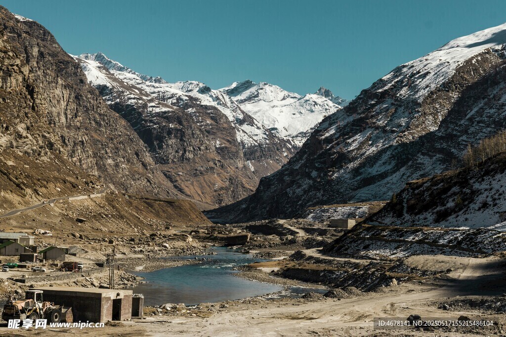 山间湖泊与壮丽雪山景观