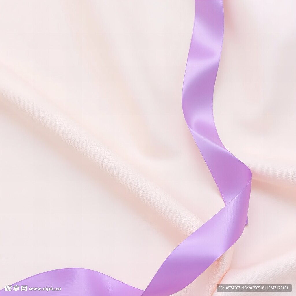 淡粉布料上的紫色丝带