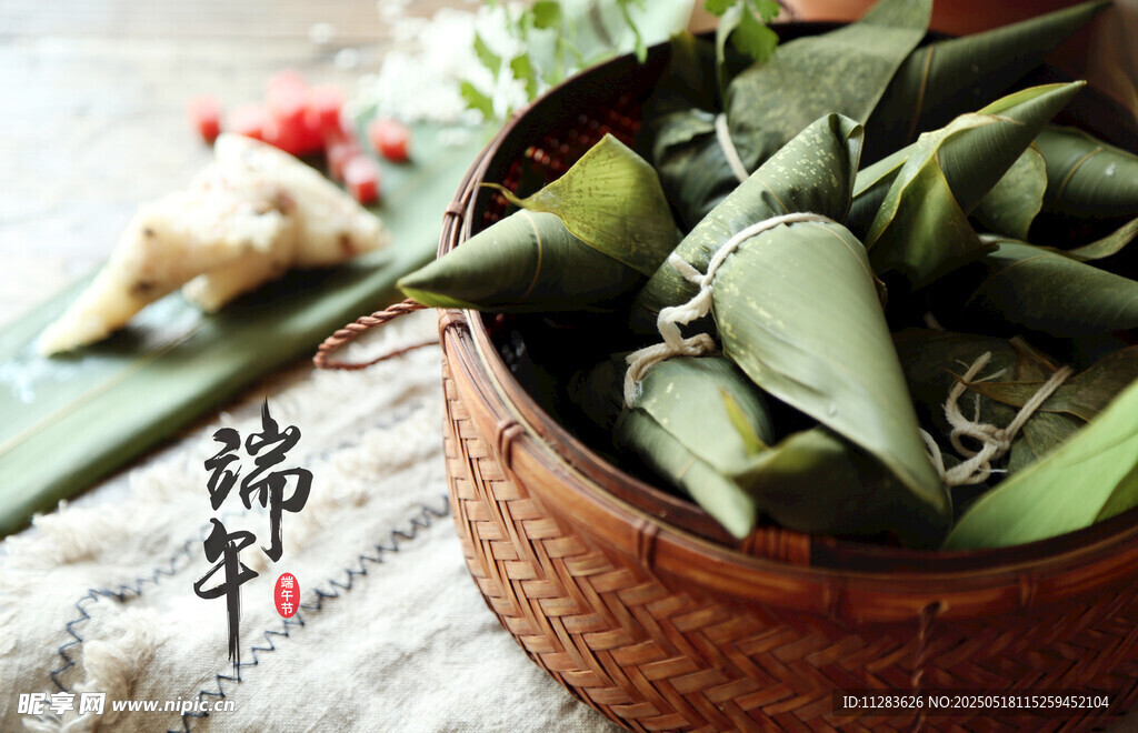 竹篮中的美味手工粽子
