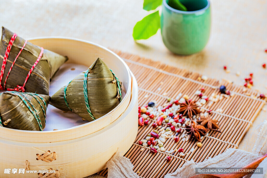 传统竹篮中的美味粽子