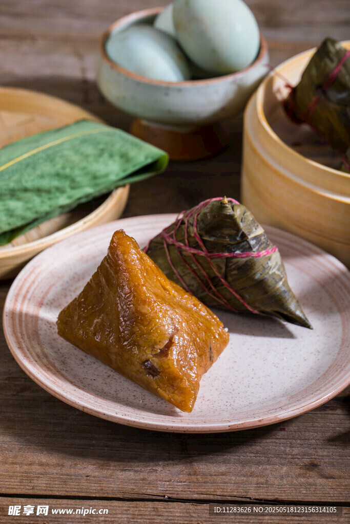 多样美味粽子摆于盘上